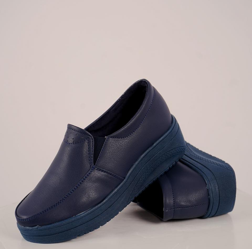 Zapato azul puntitos