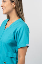 Cargar imagen en el visor de la galería, Uniforme de Enfermería Antifluido - Modelo Cuello V
