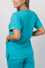 Cargar imagen en el visor de la galería, Uniforme de Enfermería Antifluido - Modelo Cuello V
